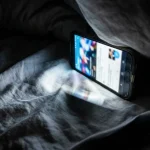 pametni-telefon-na-boku-u-mraku-dovodi-do-cudnog-optickog.webp.webp