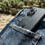 Pametni telefon u stražnjem džepu traperica: zašto ova navika tiho uništava vaše držanje i što kažu stručnjaci pametni-telefon-u-straznjem-dzepu-traperica-zasto-ova-navika-tiho.webp.webp