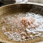 Temeljito isparite noge u toploj vodi s dodatkom morske soli. temeljito-isparite-noge-u-toploj-vodi-s-dodatkom-morske-soli.webp.webp
