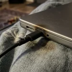 Zašto vaš laptop u krilu dok se puni polako ubija sebe i vašu udobnost zasto-vas-laptop-u-krilu-dok-se-puni-polako-ubija.webp.webp