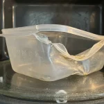 Zašto više ne stavljam plastiku u mikrovalnu unatoč sigurnosnim znakovima. zasto-vise-ne-stavljam-plastiku-u-mikrovalnu-unatoc-sigurnosnim-znakovima.webp.webp